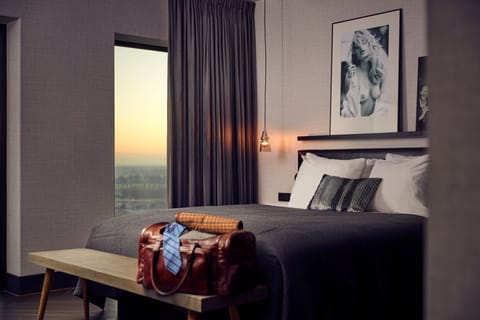 Penthouse Suite (South) | In-room safe, desk, iron/ironing board, cribs/infant beds