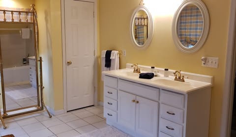 Premium Suite, 2 Bedrooms | Bathroom sink