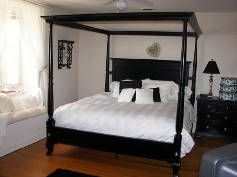 Premier Room, 1 King Bed | Individually decorated, individually furnished, iron/ironing board