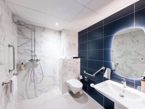 Junior Suite | Bathroom | Rainfall showerhead, eco-friendly toiletries, hair dryer, towels