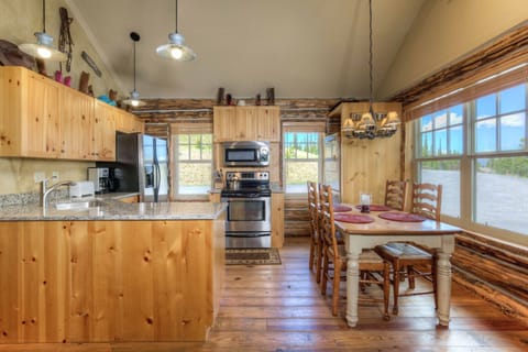 Beautiful kitchen with stainless appliances, dining for 6, mtn views.