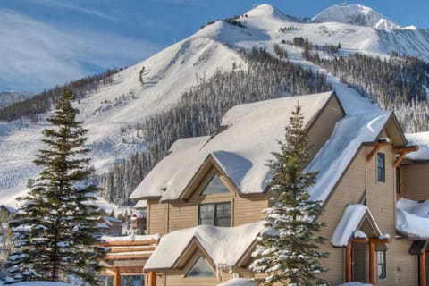 Winter escape - Ski-in/ski-out Saddle Ridge H1 End Unit on the slope