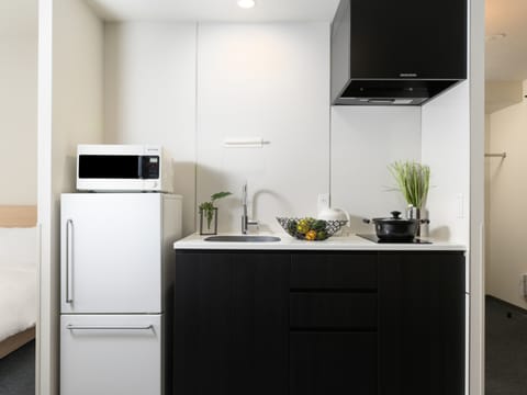 Full-size fridge, microwave, stovetop, coffee/tea maker