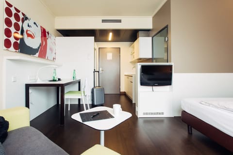 Business Studio, 1 Queen Bed | Living area | Flat-screen TV