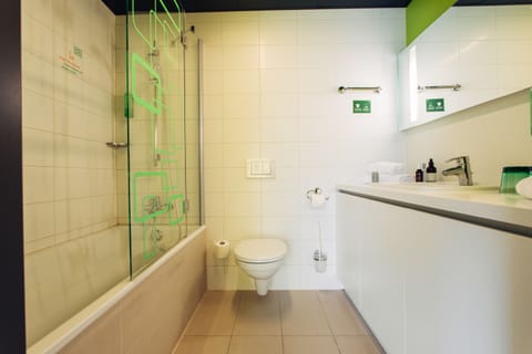 Apartment | Bathroom | Combined shower/tub, free toiletries, hair dryer, towels