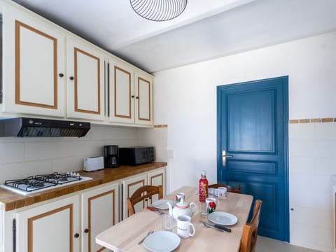 Furniture, Cabinetry, Property, Countertop, White, Table, Wood, Tableware, Kitchen Appliance, Lighting