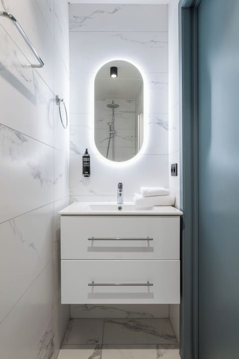 Shower, rainfall showerhead, free toiletries, hair dryer