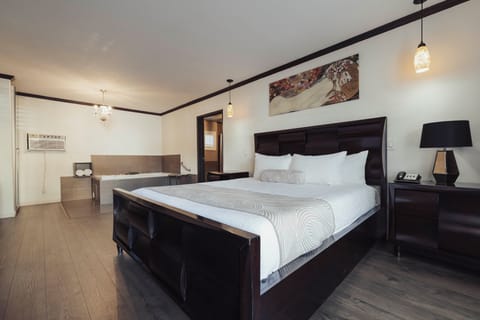 Romantic Single Room, 1 King Bed, Jetted Tub | Premium bedding, iron/ironing board, free WiFi, bed sheets