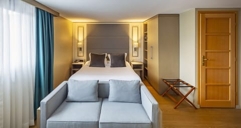 Superior Room, 1 Queen Bed, Non Smoking | Premium bedding, in-room safe, desk, laptop workspace