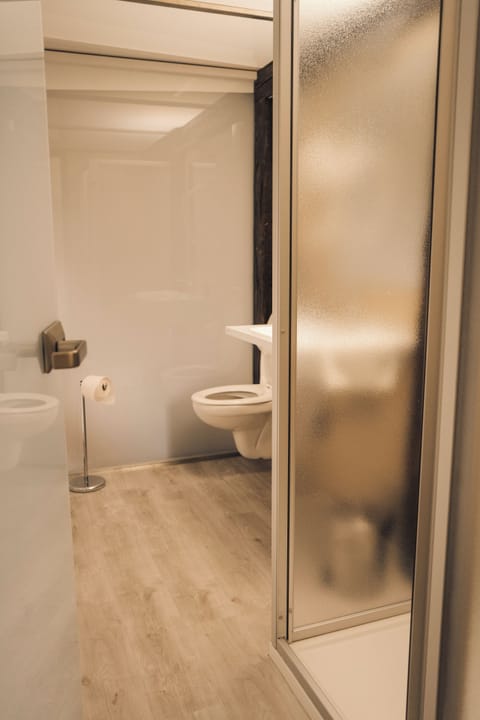 Royal Double Room | Bathroom | Free toiletries, hair dryer, towels
