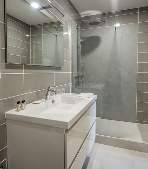 Family Room, Annex Building | Bathroom | Deep soaking tub, rainfall showerhead, free toiletries, hair dryer