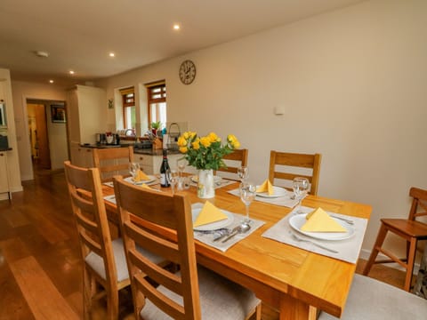 Cottage | Private kitchen | Dishwasher, highchair, cookware/dishes/utensils