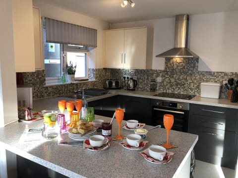 Cottage | Private kitchen | Microwave, stovetop, dishwasher, electric kettle