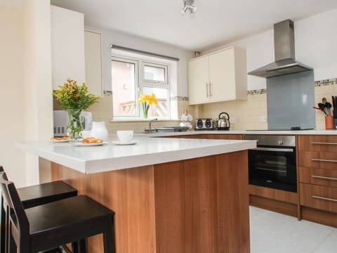 Cottage | Private kitchen | Fridge, microwave, dishwasher, electric kettle