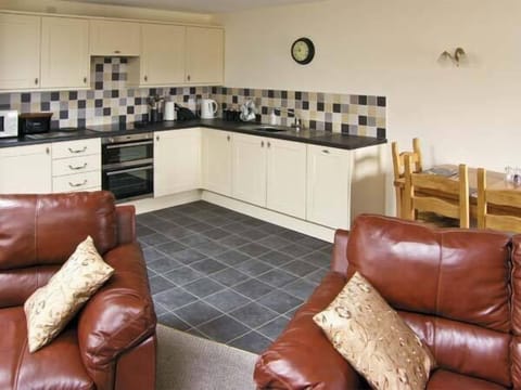 Cottage | Private kitchen | Fridge, dishwasher, highchair, cookware/dishes/utensils