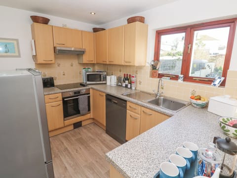 Cottage | Private kitchen | Fridge, stovetop, dishwasher, cookware/dishes/utensils