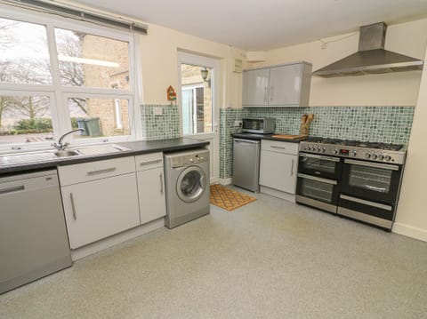 Cottage | Private kitchen | Stovetop, dishwasher, highchair, cookware/dishes/utensils