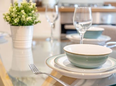 Cottage | Private kitchen | Dishwasher, highchair, cookware/dishes/utensils