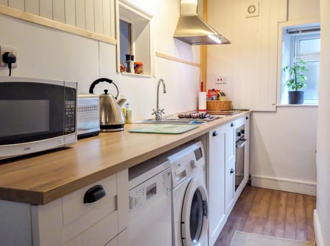 Cottage | Private kitchen | Microwave, stovetop, dishwasher, electric kettle