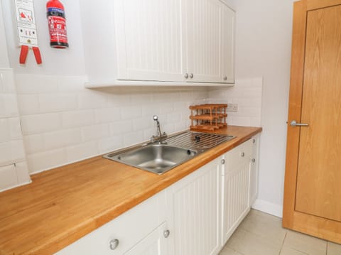 Cottage | Private kitchen | Stovetop, dishwasher, cookware/dishes/utensils