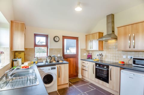 Cottage | Private kitchen | Dishwasher, cookware/dishes/utensils