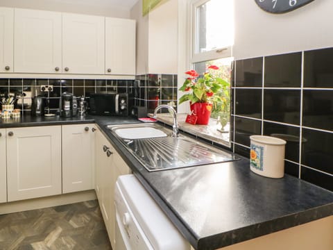 Cottage | Private kitchen | Fridge, microwave, stovetop, dishwasher