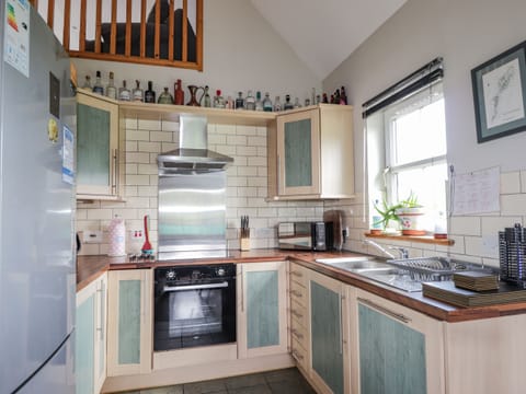 Cottage | Private kitchen | Stovetop, dishwasher, highchair, cookware/dishes/utensils