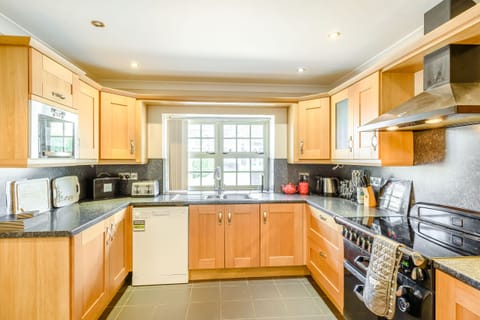 Cottage | Private kitchen | Stovetop, dishwasher, highchair, cookware/dishes/utensils