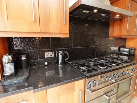 Cottage | Private kitchen | Microwave, stovetop, dishwasher, highchair