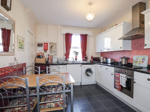 Cottage | Private kitchen | Fridge, dishwasher, toaster, cookware/dishes/utensils