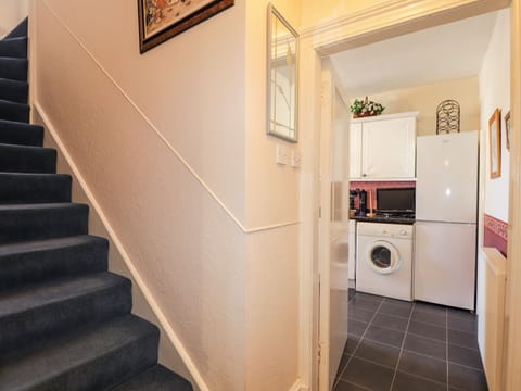 Cottage | Private kitchen | Fridge, dishwasher, toaster, cookware/dishes/utensils