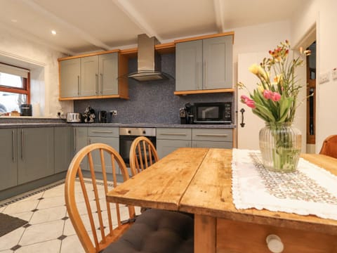 Cottage | Private kitchen | Oven, stovetop, dishwasher, electric kettle