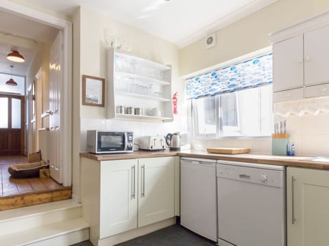 Cottage | Private kitchen | Fridge, microwave, stovetop, dishwasher