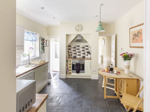 Cottage | Private kitchen | Fridge, microwave, stovetop, dishwasher