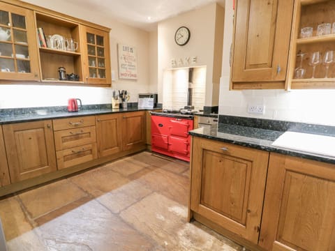 Cottage | Private kitchen | Dishwasher, highchair, cookware/dishes/utensils