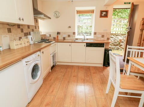 Cottage | Private kitchen | Dishwasher, highchair, cookware/dishes/utensils