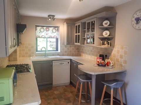 Cottage | Private kitchen | Fridge, microwave, stovetop, dishwasher