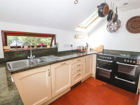 Cottage | Private kitchen | Fridge, microwave, dishwasher, electric kettle
