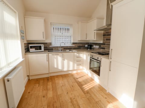 Cottage | Private kitchen | Fridge, stovetop, dishwasher, electric kettle