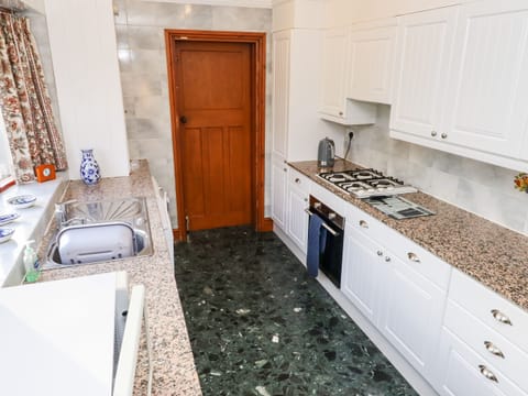 Cottage | Private kitchen | Fridge, microwave, stovetop, dishwasher