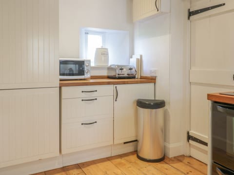 Cottage | Private kitchen | Dishwasher, highchair, cookware/dishes/utensils