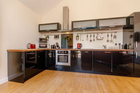 Cottage | Private kitchen | Microwave, stovetop, dishwasher, electric kettle