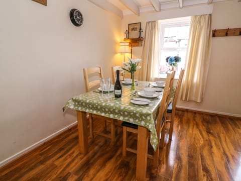 Cottage | Private kitchen | Microwave, stovetop, dishwasher, cookware/dishes/utensils