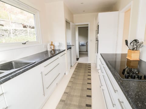 Cottage | Private kitchen | Fridge, microwave, stovetop, dishwasher