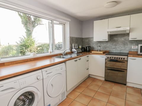 Cottage | Private kitchen | Microwave, stovetop, dishwasher, highchair