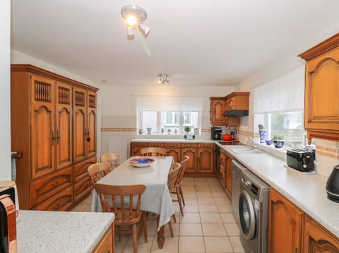 Cottage | Private kitchen | Microwave, stovetop, dishwasher, electric kettle