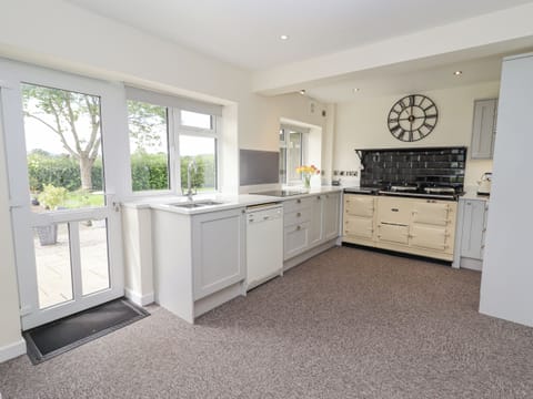 Cottage | Private kitchen | Stovetop, dishwasher, electric kettle, toaster