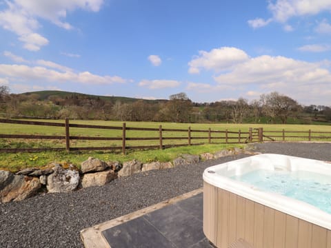 Cottage | Outdoor spa tub