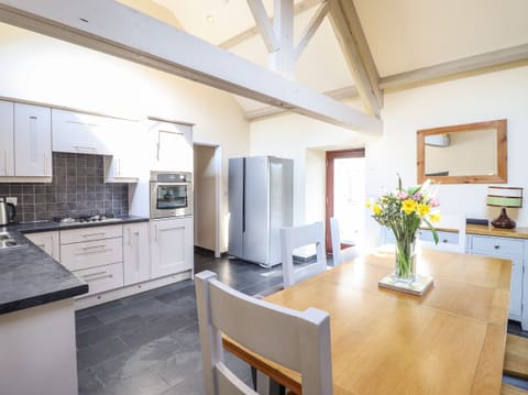 Cottage | Private kitchen | Dishwasher, highchair, cookware/dishes/utensils