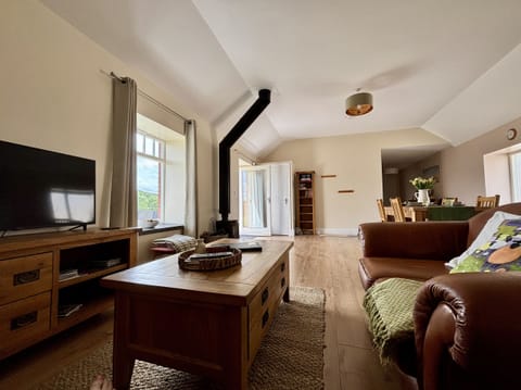 Cottage | Living area | TV